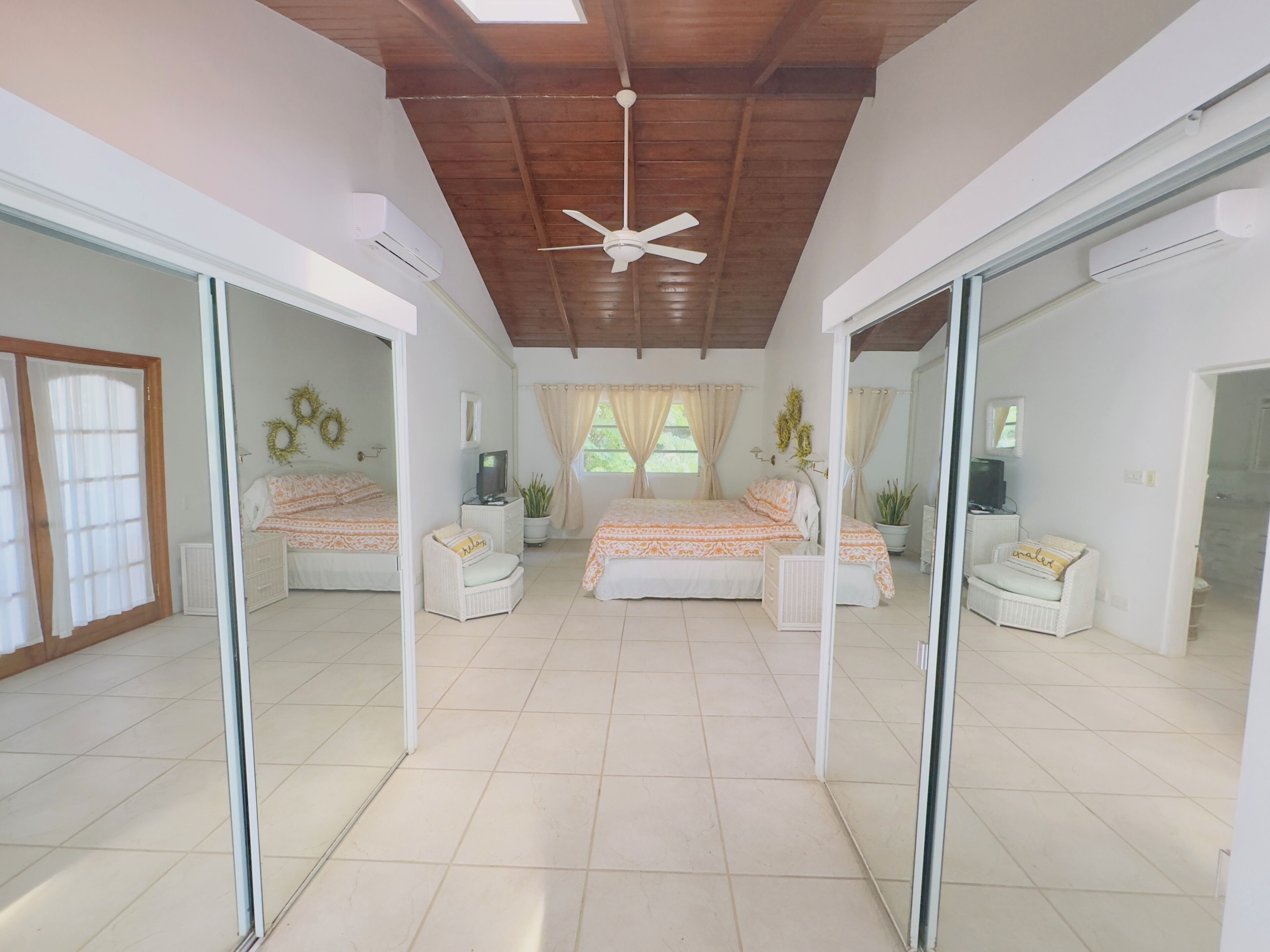 Tropical Mansion Suites
