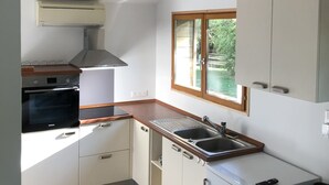 Kaffetrakter/tekoker, kjøleskap, ovn og kokeplater