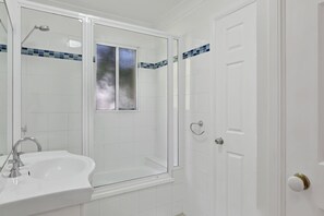 Combined shower/tub, hair dryer, towels - Bright'n'breezy with ocean views, central to all Point Lookout has to offer. (Point Lookout)