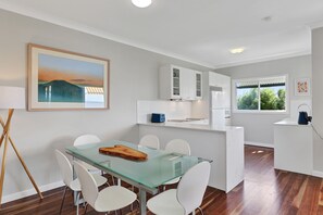 Dining - Bright'n'breezy with ocean views, central to all Point Lookout has to offer. (Point Lookout)