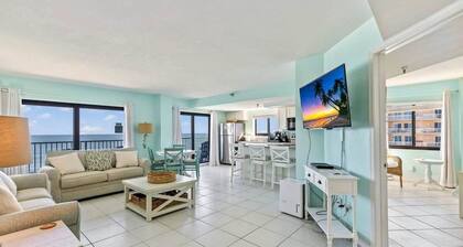 Oceanfront Penthouse! Pool, Hot Tub, Beach Access