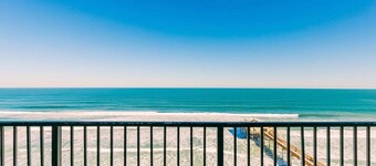 Oceanfront Penthouse! Pool, Hot Tub, Beach Access