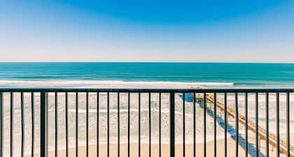 Oceanfront Penthouse! Pool, Hot Tub, Beach Access