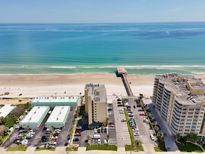 Un hôtel situé sur la côte, doté d’un parking, d’une plage et d’une jetée.
