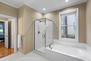 Combined shower/bathtub, jetted bath, hair dryer, towels