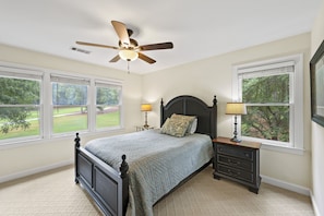 4 bedrooms, desk, iron/ironing board, free WiFi