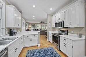 ثلاجة، ميكروويف، فرن، موقد طهي مسطح