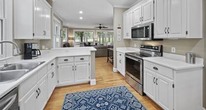 Beautiful Golf Cottage in Gated/Resort Community Close to