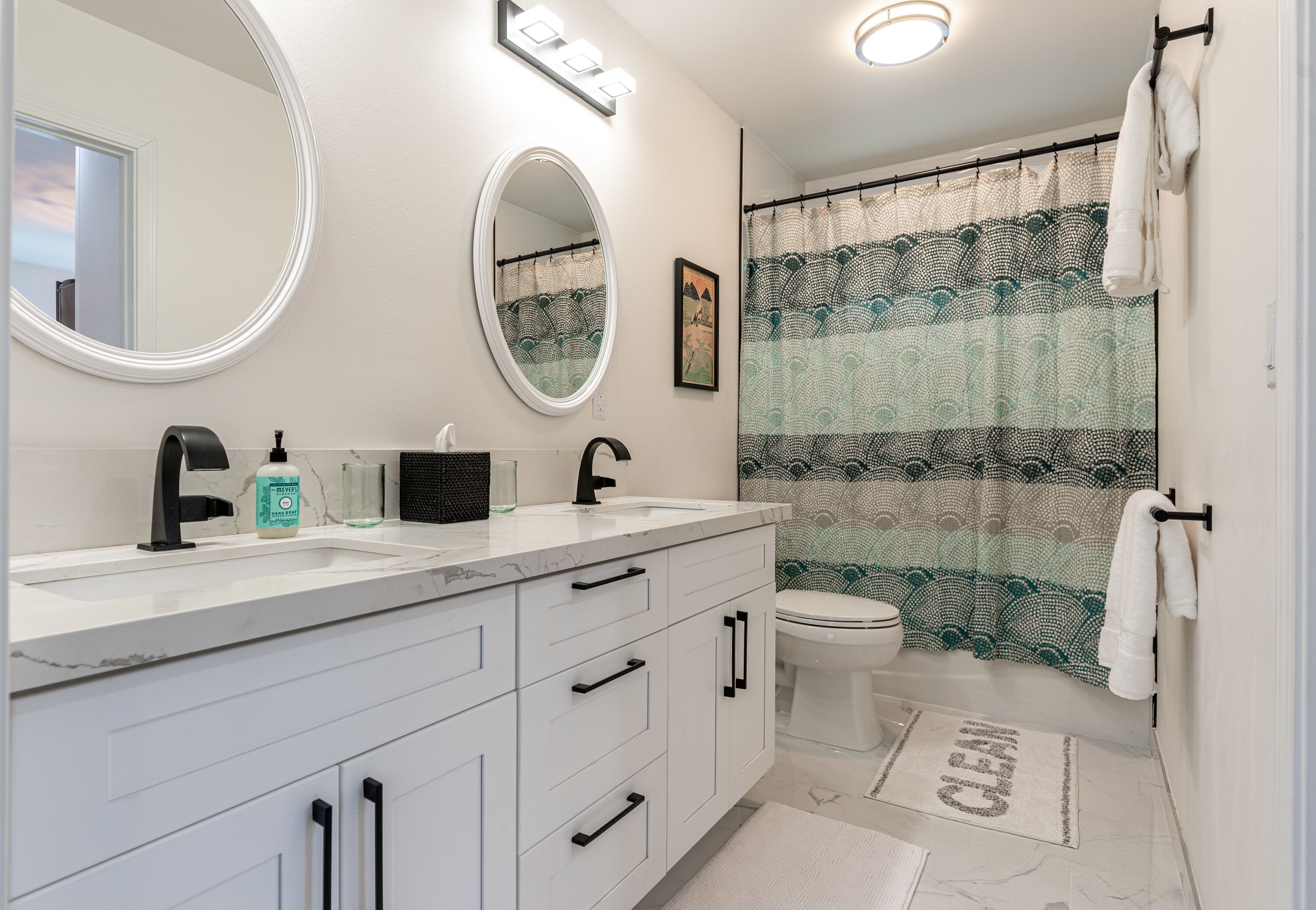 Combined shower/tub, hair dryer, towels