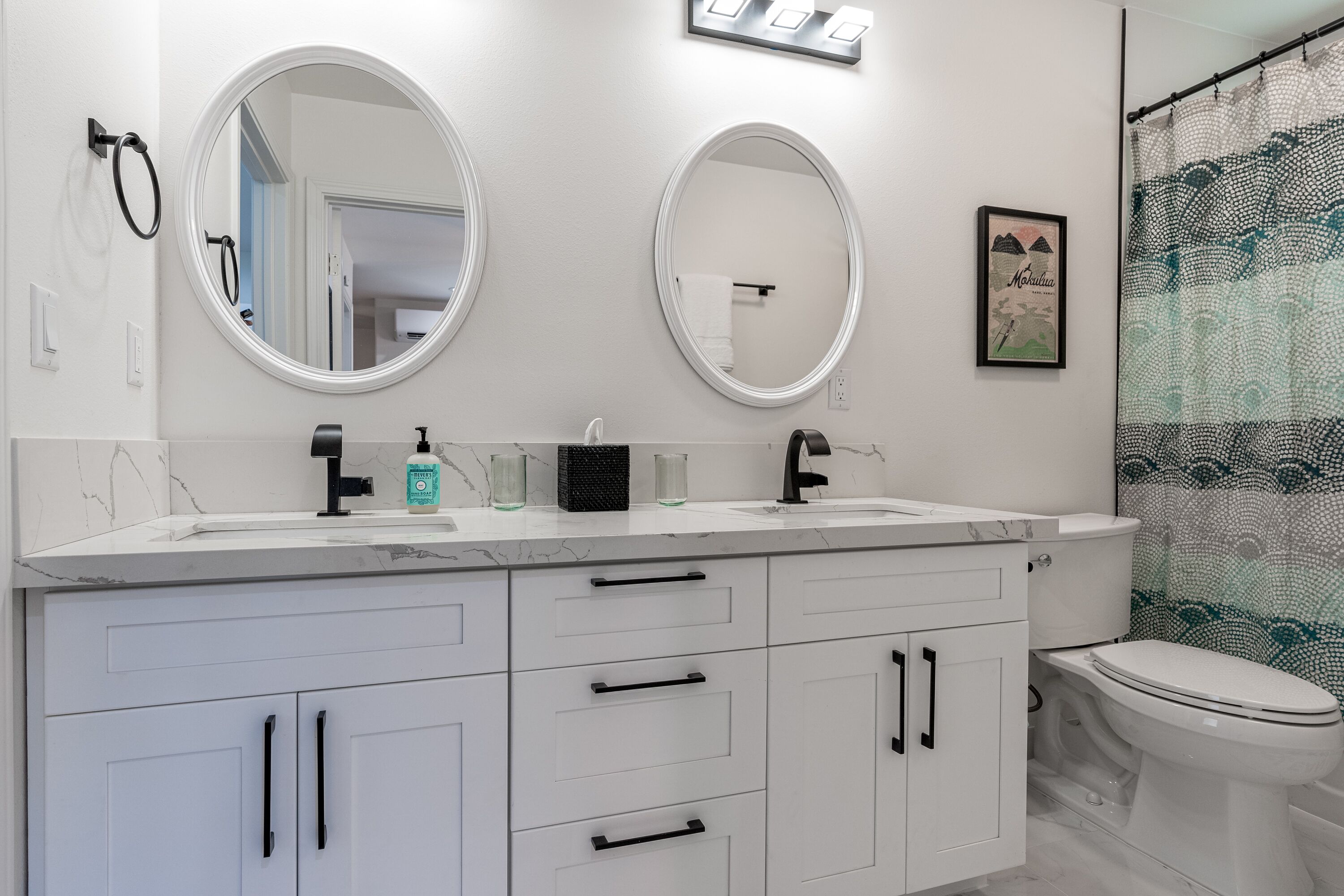 Combined shower/tub, hair dryer, towels