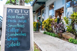 Exterior detail - Kailua Beach/Lanikai LUX apartment w/Ocean Views from Rooftop Sun Deck (Kailua)