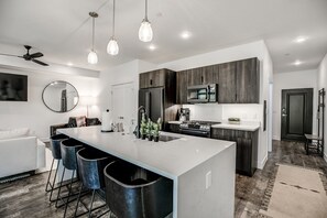 Fridge, microwave, stovetop, dishwasher