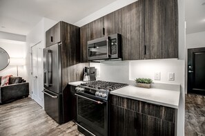 Réfrigérateur, micro-ondes, plaque de cuisson, lave-vaisselle