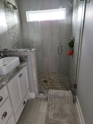 Duschwanne, Haartrockner, Handtücher, Toilettenpapier