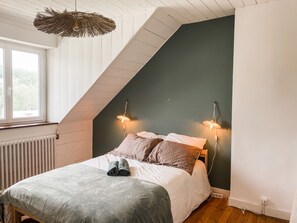 4 chambres, bureau, fer et planche Ă repasser, lit parapluie
