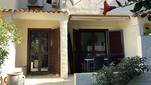 A two-story house with a patio, a satellite dish, and a small garden area. - Villa del Brigante, 200m to the beach, 80m² (Quartu Sant'Elena)