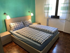 2 bedrooms, desk, iron/ironing board, travel cot - Villa del Brigante, 200m to the beach, 80m² (Quartu Sant'Elena)