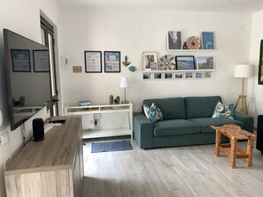 Smart-TV, Kamin, Bücher, Stereoanlage