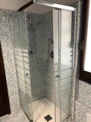 Dutxa, assecador de cabells, bidet i tovalloles 