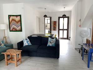 Smart TV, lareira, livros, aparelho de som