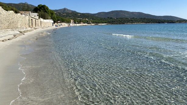 A clear beach with stone walls and a calm sea, under a clear sky. - Villa del Brigante, 200m to the beach, 80m² (Quartu Sant'Elena)