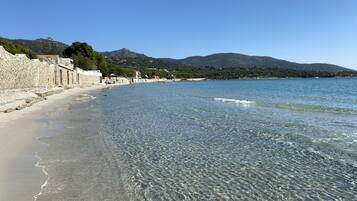 Una spiaggia nelle vicinanze