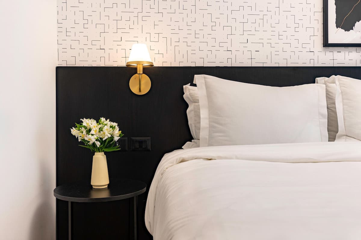 Minibar, coffres-forts dans les chambres, rideaux occultants