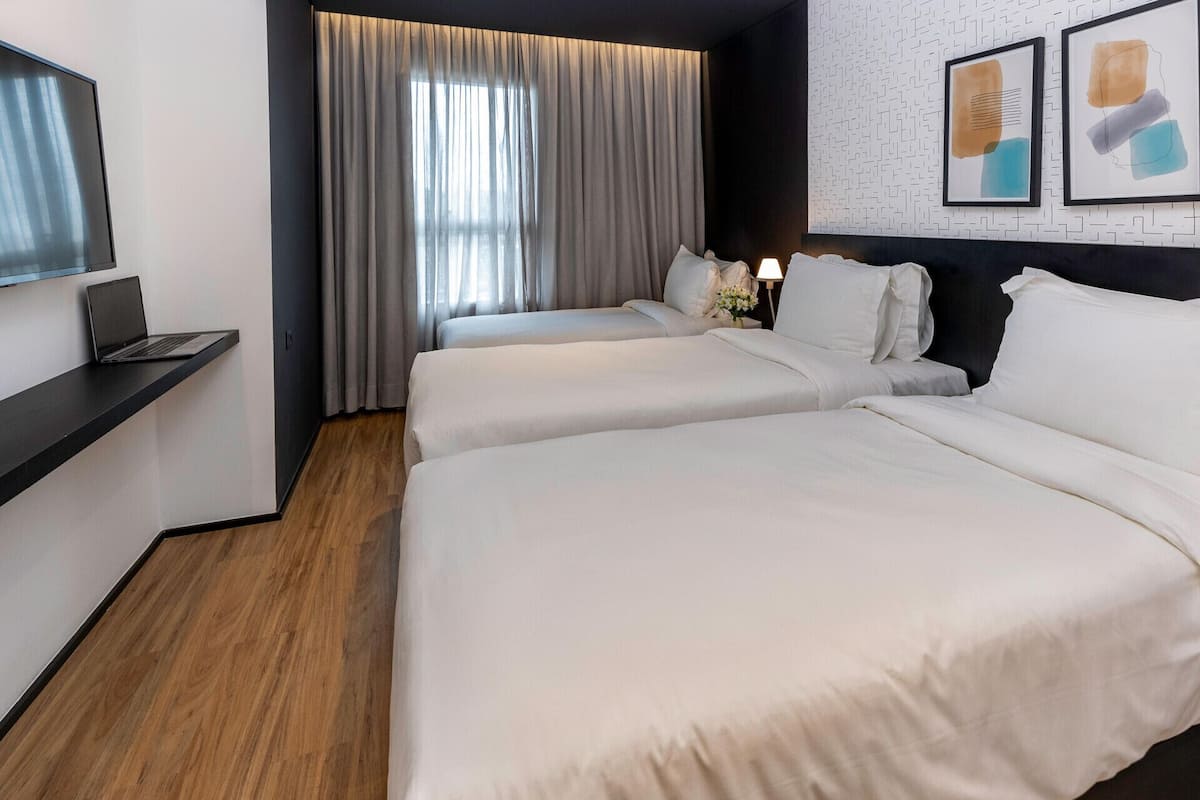 Minibar, coffres-forts dans les chambres, rideaux occultants