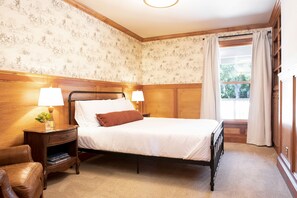 6 makuuhuonetta, työpöytä, silitysrauta/-lauta, vauvan matkasänky