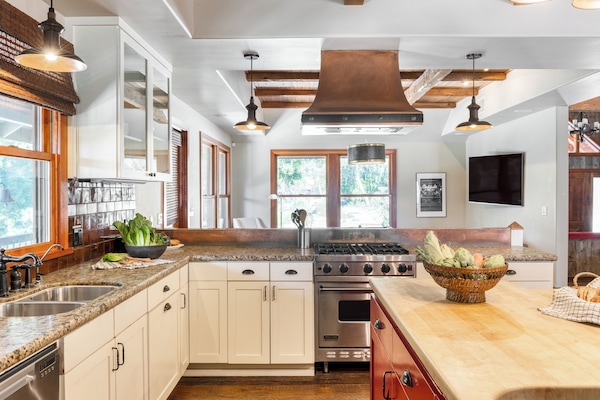 Kjøleskap, ovn, kokeplater og oppvaskmaskin