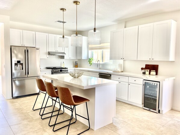 Fridge, microwave, oven, stovetop - Spacious Remodeled House. (Tucson)