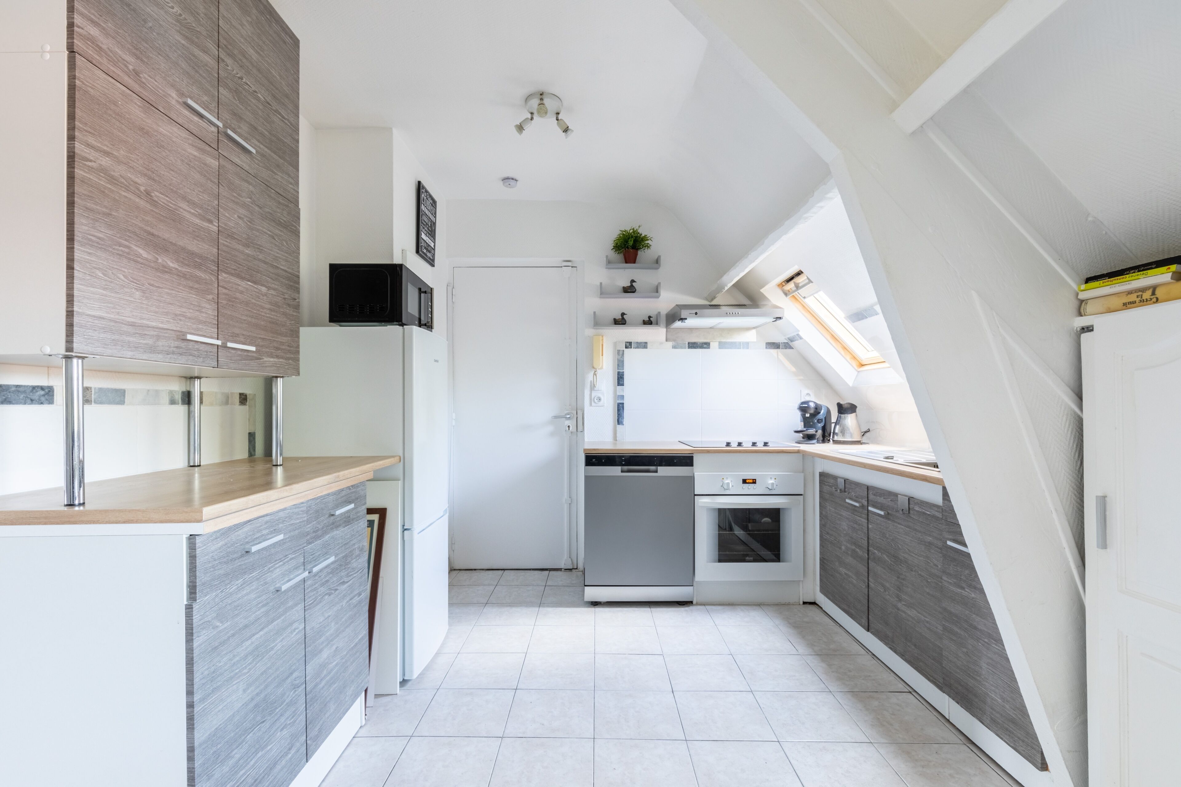 Kjøleskap, mikrobølgeovn, ovn og oppvaskmaskin