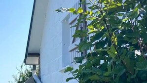 Une enseigne indiquant « Gîte », avec un logo représentant un chien et un lion, signalant que l’établissement accepte les animaux de compagnie.