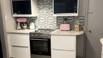 Jääkaappi, mikroaaltouuni, uuni, liesi