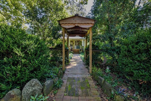 Firefly Garden - Urban family friendly Oasis near campus!