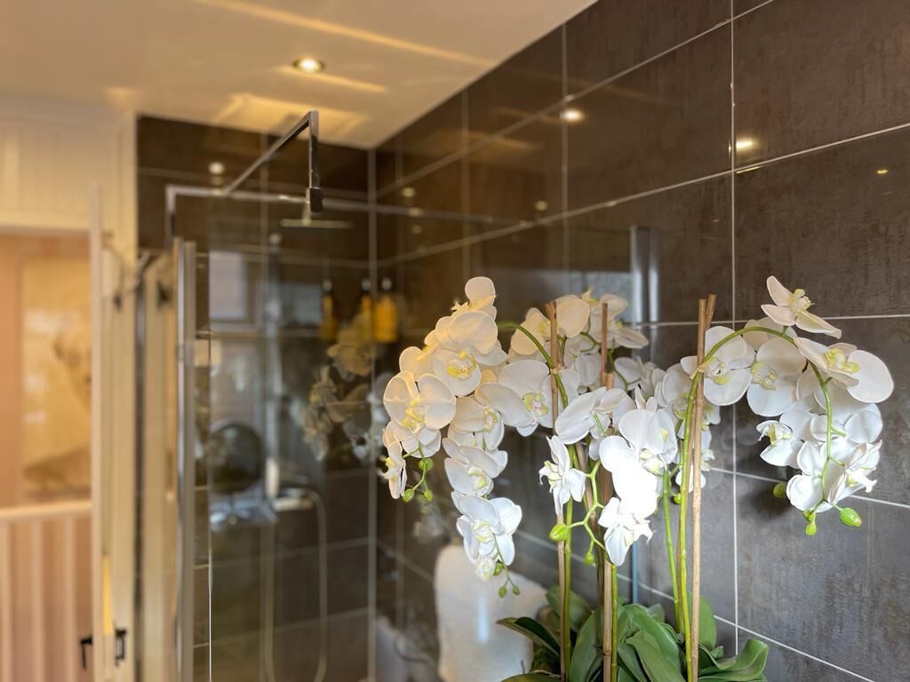 Douche, sèche-cheveux, serviettes fournies, savon