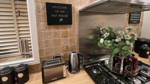 コーヒー / ティーメーカー、冷蔵庫、電子レンジ、オーブン