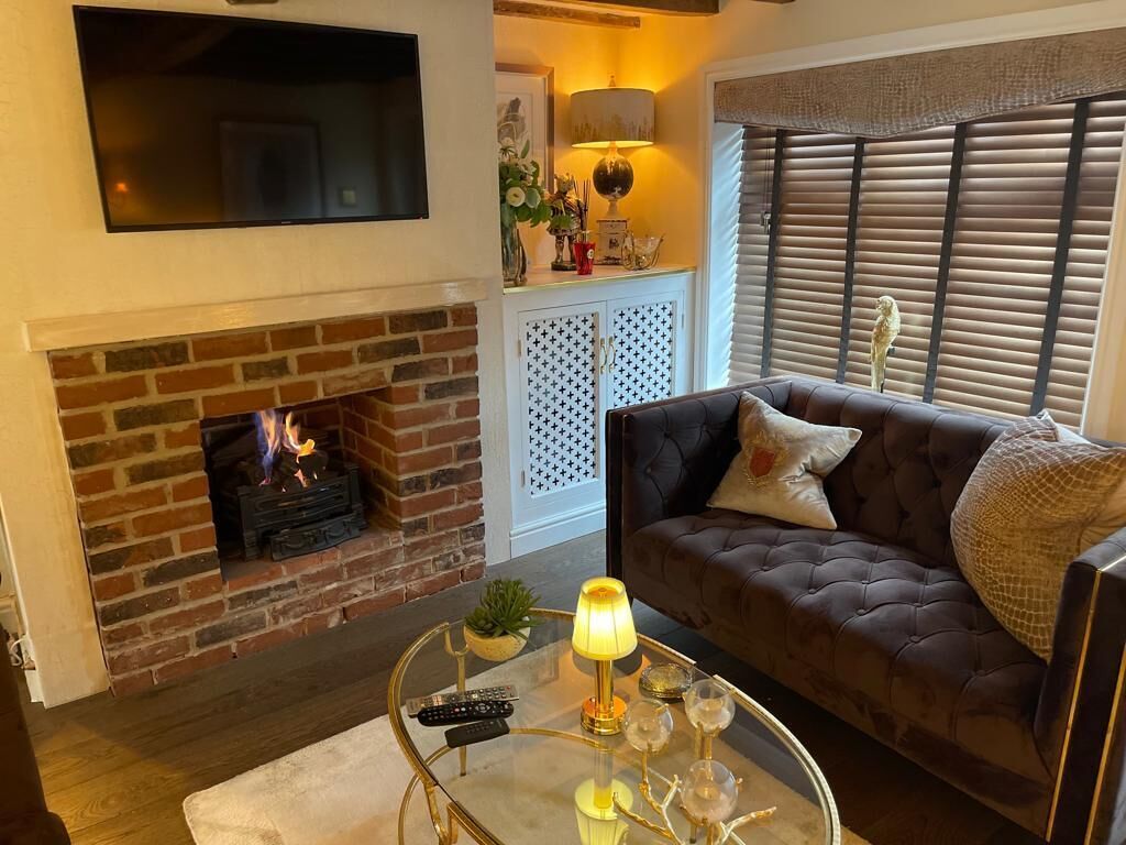 TV connectée, cheminée, chaîne hi-fi