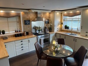 Fridge, microwave, oven, stovetop - 2 Bed Cottage - Central Bawtry & Exquisitely Furnished (Bawtry)