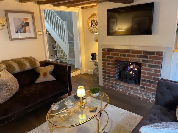 Smart TV, fireplace, stereo - 2 Bed Cottage - Central Bawtry & Exquisitely Furnished (Bawtry)