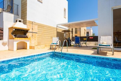 Villa Vitamin Blue - Two Bedroom Villa, Sleeps 4