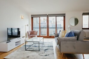 テレビ、書斎 / ワークスペース