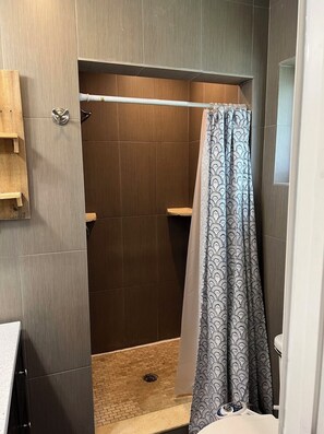 Dusche, Handtücher, Seife, Toilettenpapier