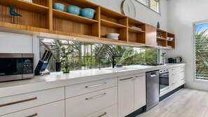 Fridge, microwave, oven, dishwasher - 9 Nairana Rest Noosa Heads (Noosa Heads)