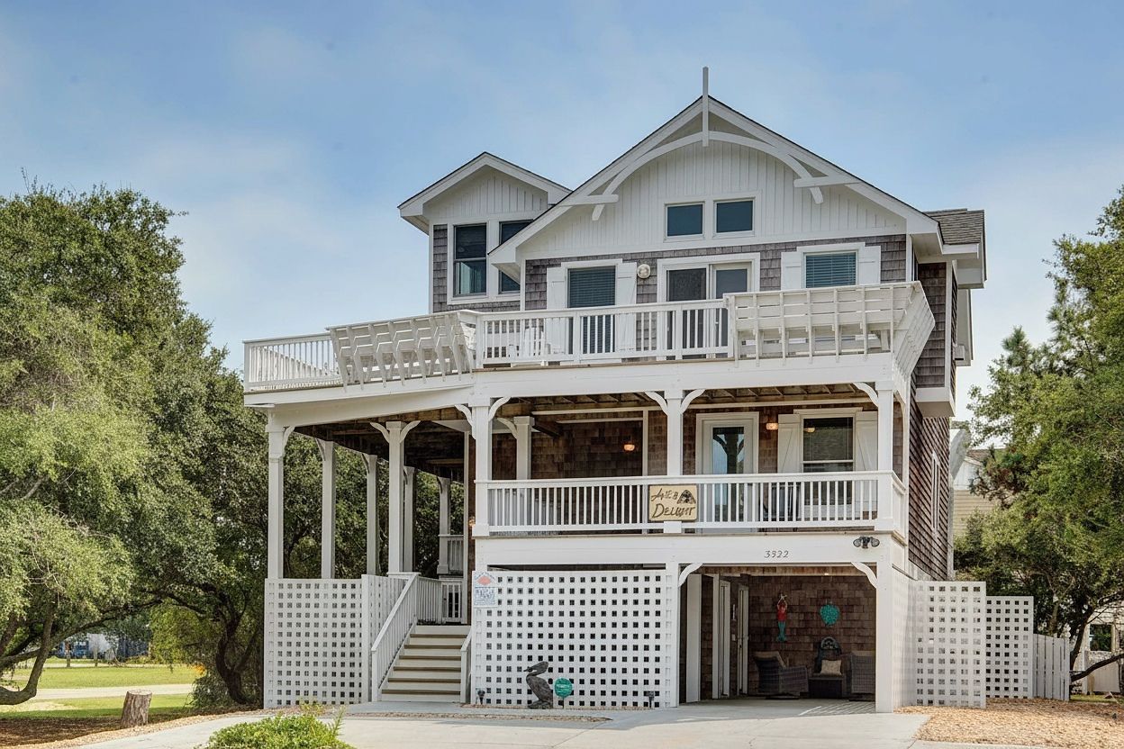 Ein zweistöckiges Gebäude mit Balkon, überdachter Veranda und Ziegelverkleidung.