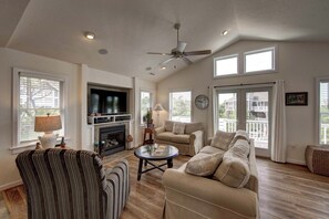 Télévision, livres, chaîne hi-fi