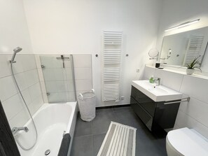 Bathtub, towels, soap - ZeiTraum - temporary living close to nature in a designer penthouse (Wiehl-Oberwiehl)