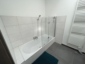 Badewanne, Handtücher, Seife