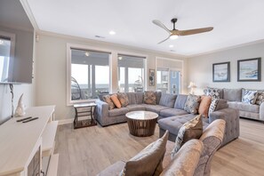 Smart TV - Beach Cabana: Oceanfront + Private Pool (Surfside Beach)