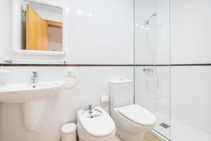 Een douche, handdoeken